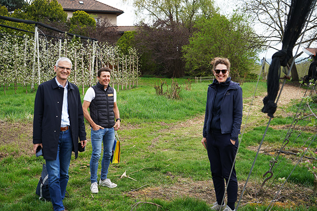 Auf dem Apfelhof der Familie Höller / von links nach rechts: Paul Zandanel, Alexander Höller, Astrid Umbreit / Foto: Herr Grün