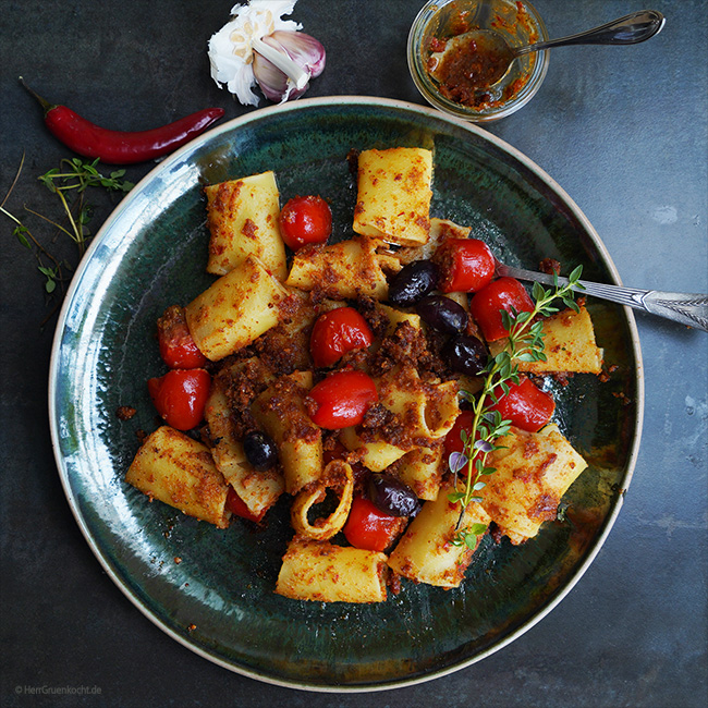 Pasta »Onkel« mit spicy Pesto all’arrabbiata, Tomaten und Kalamatoliven 