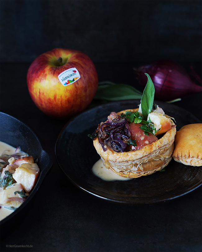 Apfel und karamellisierte rote Zwiebeln in selbst gemachten Pastetenförmchen mit einer Cidre-Sahne-Sauce und Salbei