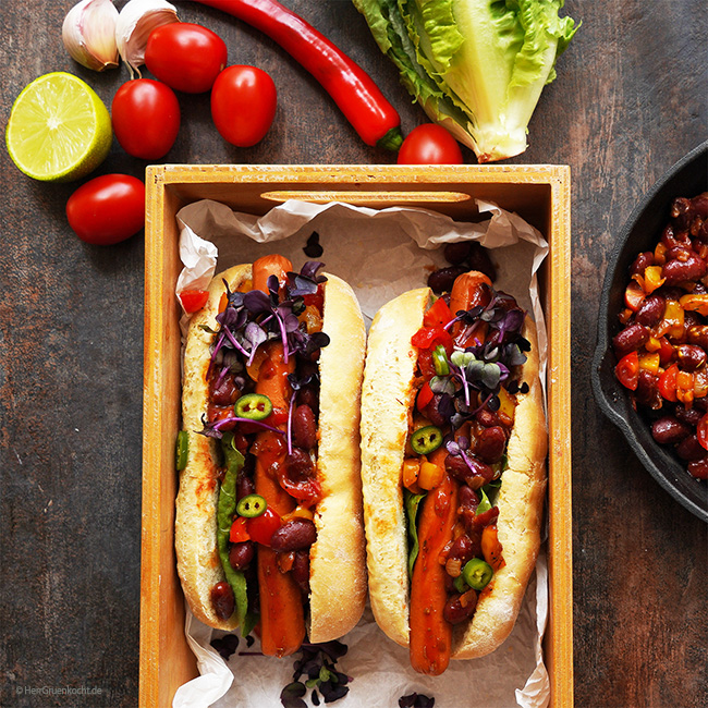 Chili Dogs mit spicy mexikanischer Bohnen-Paprika-Chilisauce – vegetarisch