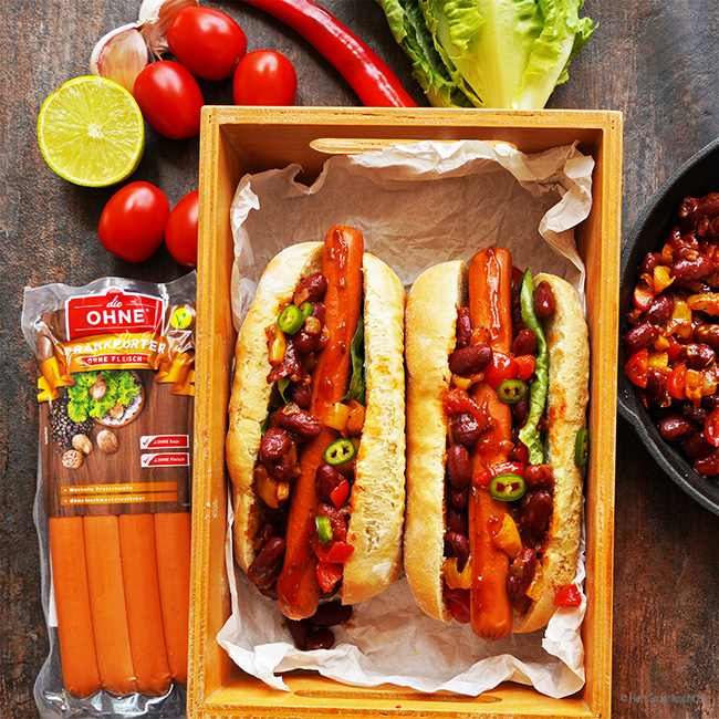 Chili Dogs mit spicy mexikanischer Bohnen-Paprika-Chilisauce – vegetarisch