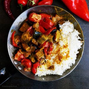 Spicy mediterranes Gemüse mit Tomaten, Aubergine, Paprika, Kokosmilch, Banane und Curry