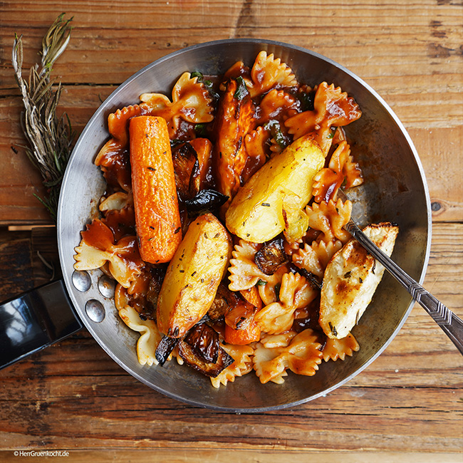 Farfalle »Alviano« mit geröstetem Ofengemüse und einer Rotwein-Tomatensauce