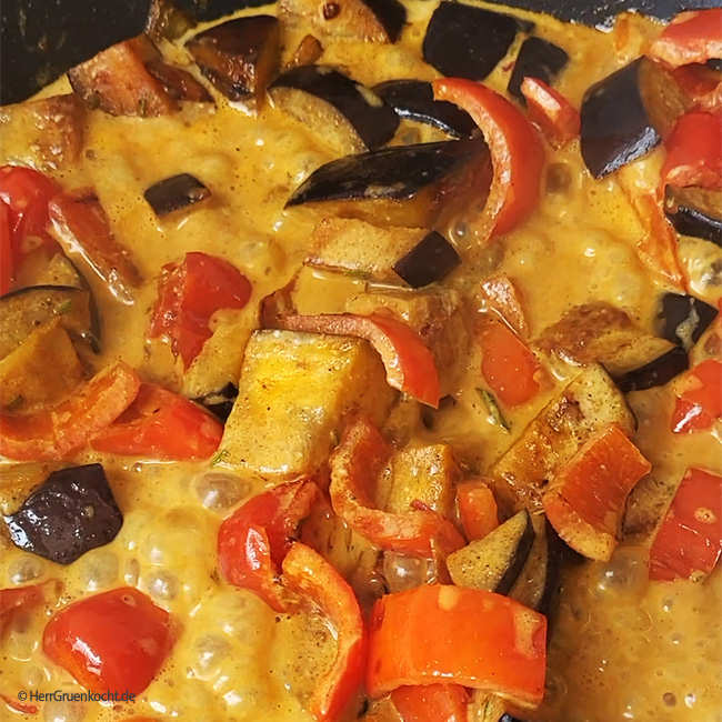 Spicy mediterranes Gemüse mit Tomaten, Aubergine, Paprika, Kokosmilch, Banane und Curry