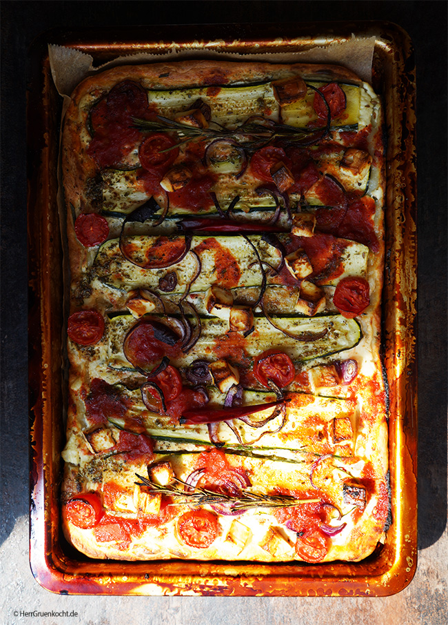 Italienische Tarte mit Zucchini, Tomaten, Peperoni, Thymian und Rosmarin
