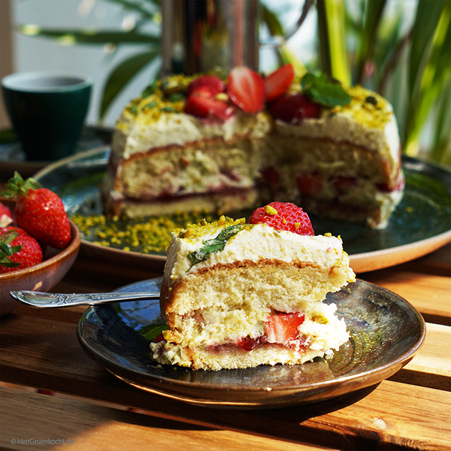 Pfingsttorte mit Edbeeren, Pistazien-Sahne und frischer Minze