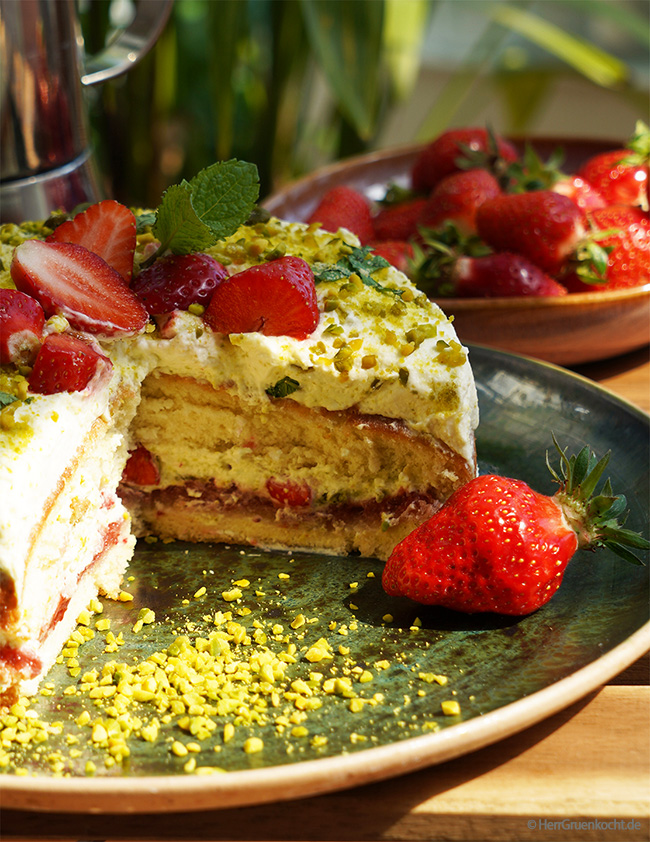 Pfingsttorte mit Edbeeren, Pistazien-Sahne und frischer Minze