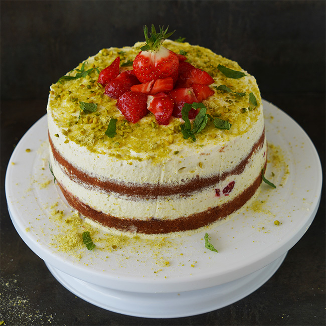 Pfingsttorte mit Edbeeren, Pistazien-Sahne und frischer Minze