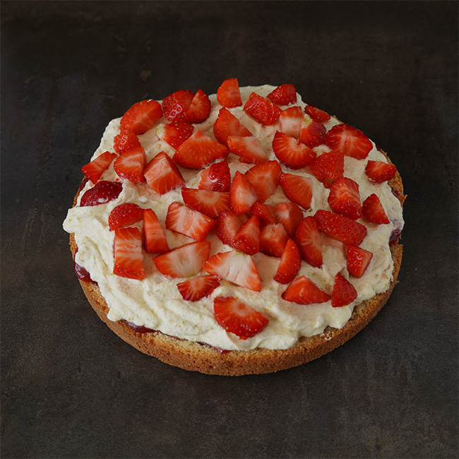 Pfingsttorte mit Edbeeren, Pistazien-Sahne und frischer Minze