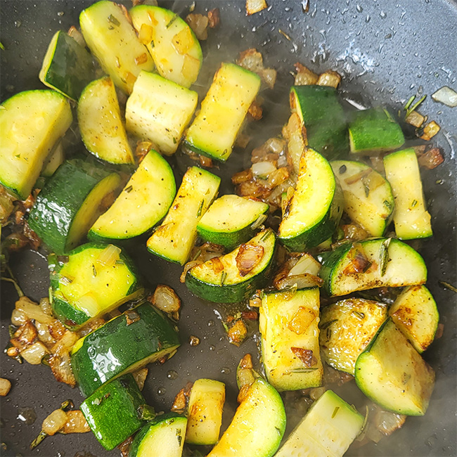 Italienische Bulgurbällchen auf leicht spicy Pfannengemüse mit Zucchini und weißen Riesenbohnen 