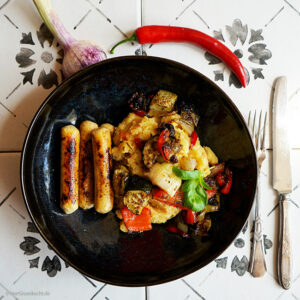 Orientalisches Ofengemüse mit RoteLinsen-Kartoffel-Püree und vegetarischen Bratwürstel