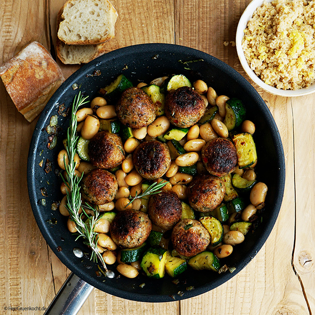 Italienische Bulgurbällchen auf leicht spicy Pfannengemüse mit Zucchini und weißen Riesenbohnen 