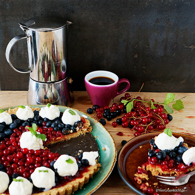 Beerentarte mit Mürbeteigboden, Johannisbeeren, Blaubeeren, Vanille-Mascarpone-Sahne und Minzblättern