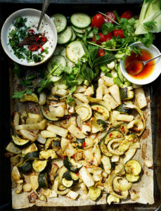 Vegane Plat du jour mit Ofengemüse – Kohlrabi, Zucchini, Fenchel, einer Sesam-Joghurt und Salat