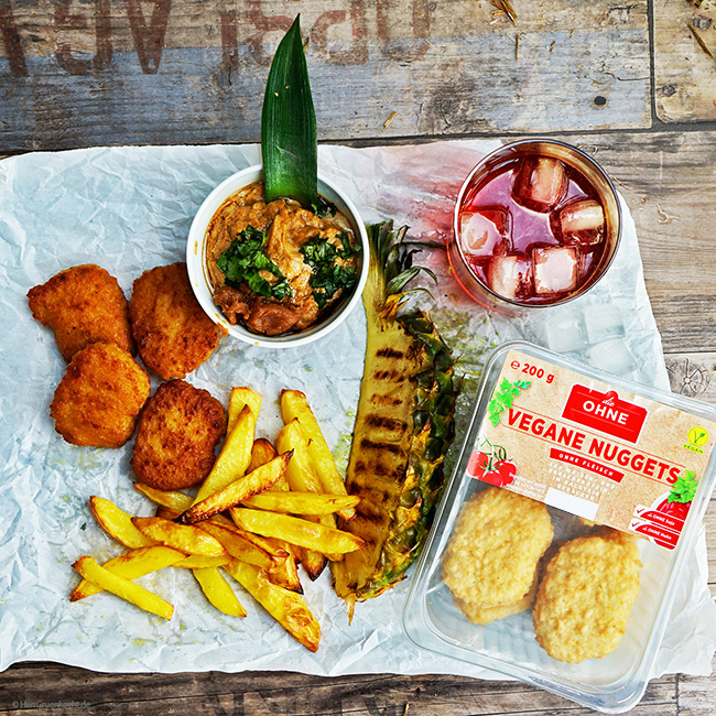 Vegane Nuggets, Backofen-Pommes-Frites, spicy Kokos-Erdnusssauce und gegrillte Ananas