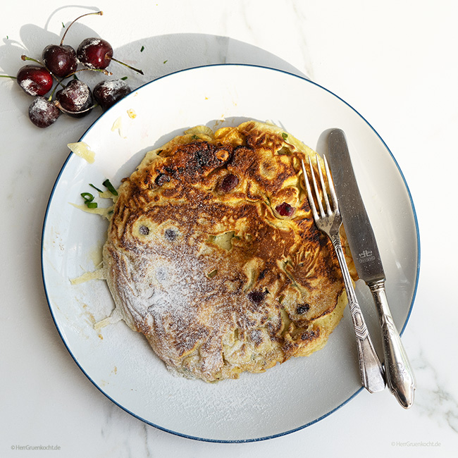 Schnittlauch-Pfannkuchen mit Kirschen und karamellisierten Vanille-Zwiebeln