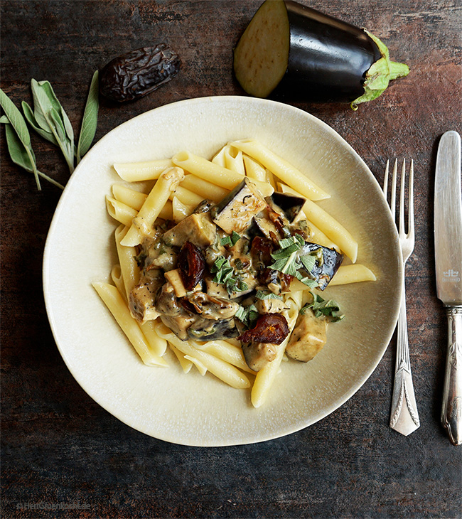 Pasta mit einer cremigen Sauce aus Auberginen, frischem Salbei und Marsala