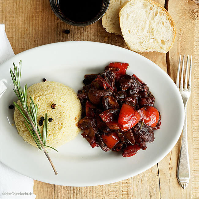 Veganes Schmorgemüse mit Pilzen, Paprika, Rotwein frischem Rosmarin und Hirse