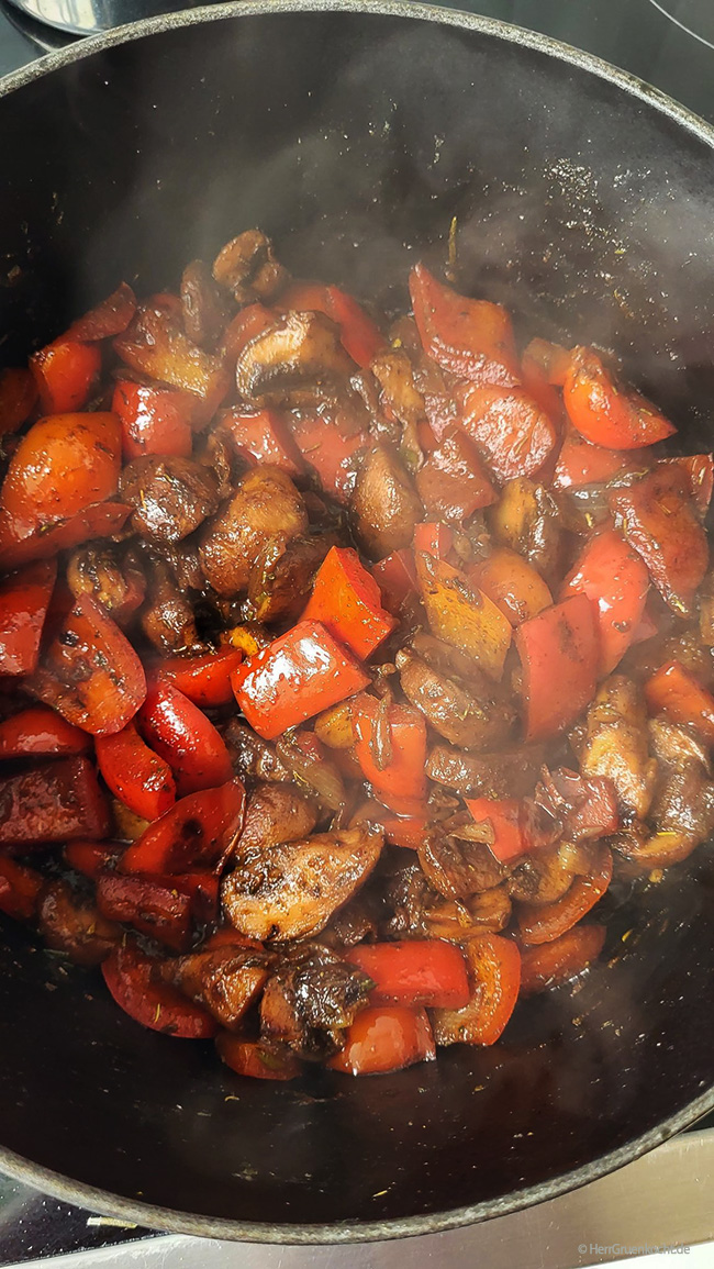 Veganes Schmorgemüse mit Pilzen, Paprika, Rotwein frischem Rosmarin und Hirse