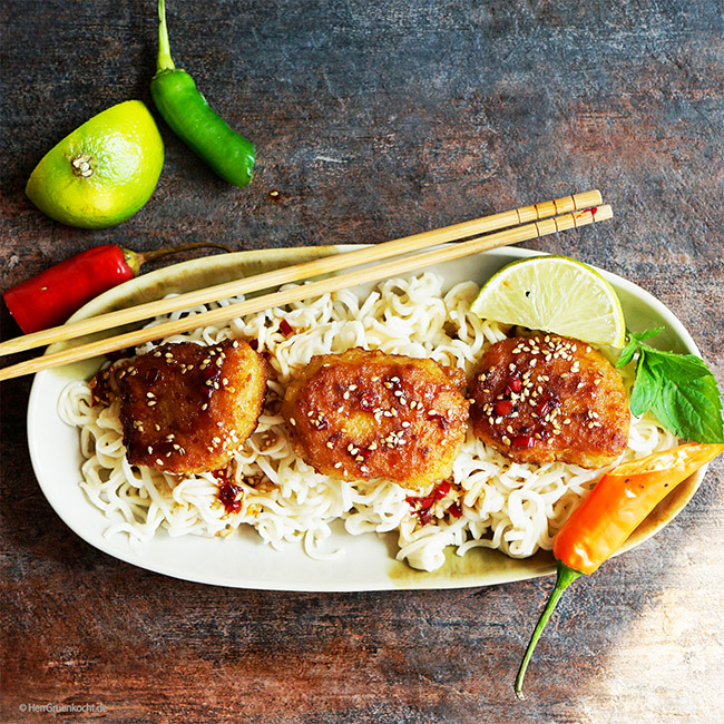 Mie-Nudeln mit veganen Nuggets von die OHNE und einer spicy Soja-Sesam-Sauce