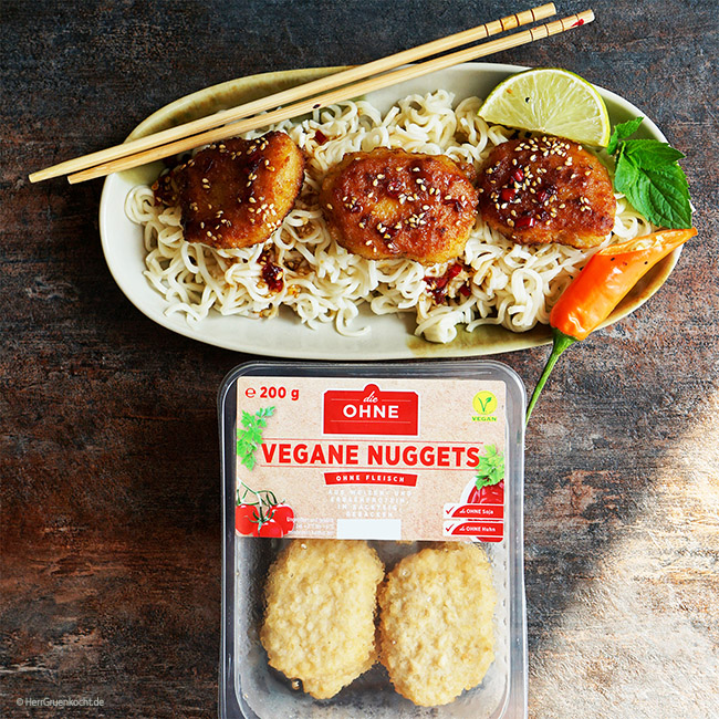 Mie-Nudeln mit veganen Nuggets von die OHNE und einer spicy Soja-Sesam-Sauce