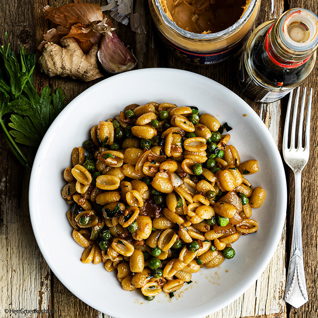 Gnocchetti Sardi mit Erbsen, Blattpetersilie, Ingwer, Erdnusscreme und Sojasauce