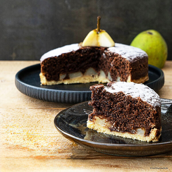 Birnen-Kardamom-Kuchen mit keksigem Mürbeteigboden