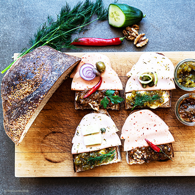 Brotzeit mit vegetarischem Aufschnitt von die OHNE, Pesto all’arrabbiata und Gewürzgurkenrelish