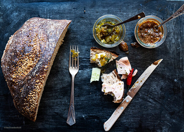 Brotzeit mit vegetarischem Aufschnitt, Pesto all’arrabbiata und ...
