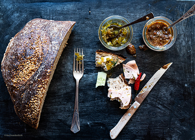Brotzeit mit vegetarischem Aufschnitt von die OHNE, Pesto all’arrabbiata und Gewürzgurkenrelish