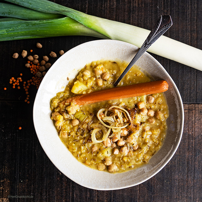 Linsensuppe mit Kokosmilch, Kichererbsen, Kreuzkümmel und vegetarischen Würstchen