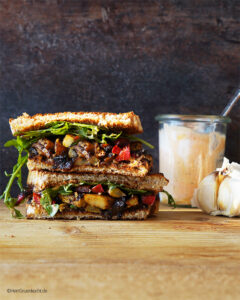 Sellerie-Gyros-Sandwich mit Paprika, Rucola und einer Joghurt-Tomatencreme - von Herrn Grün