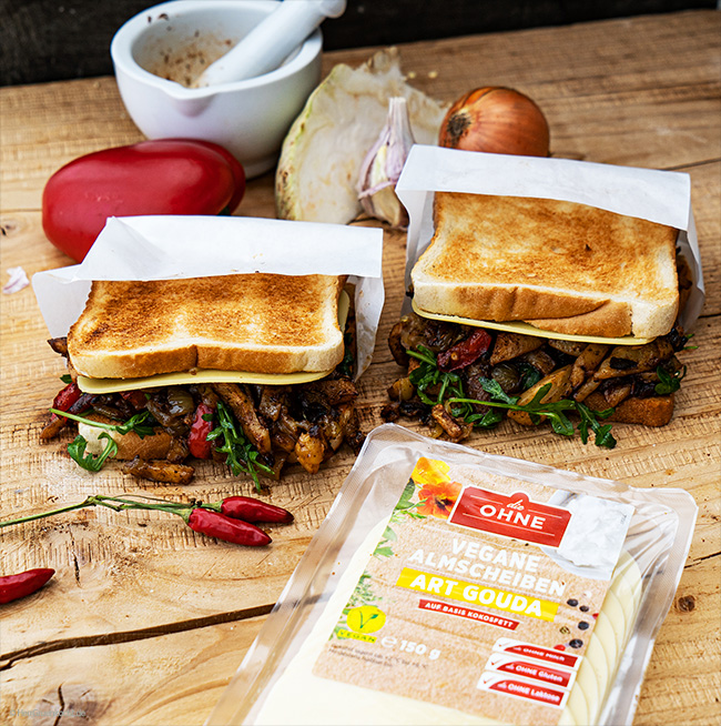 Veganes Gyros-Sandwich mit Käse und Rucola