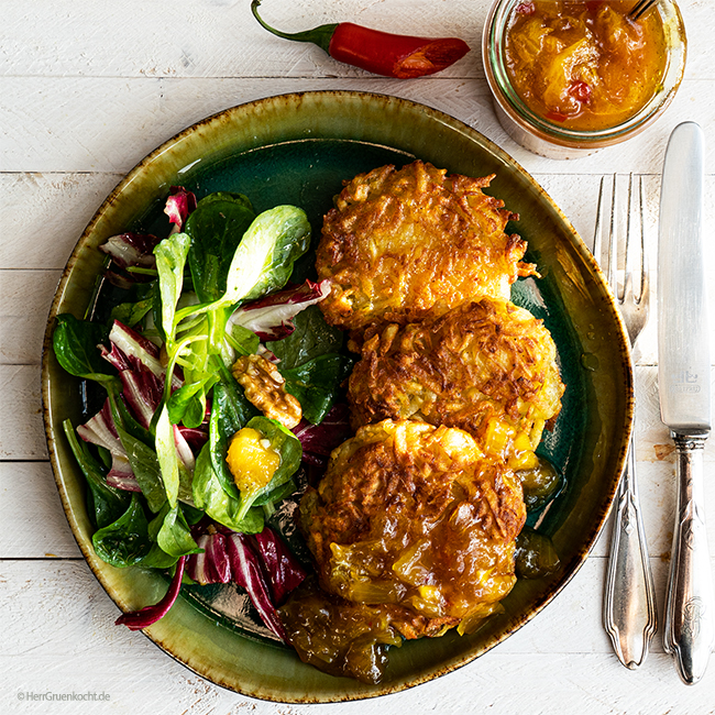 Extra krosse Kartoffelpuffer mit Feldsalat und spicy Orangen-Chutney ...