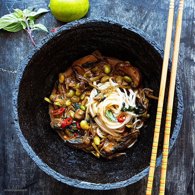 Udon-Nudeln mit Spinat, Lauch, Pilzen und Edamame mit einer spicy Kokosmilchsauce