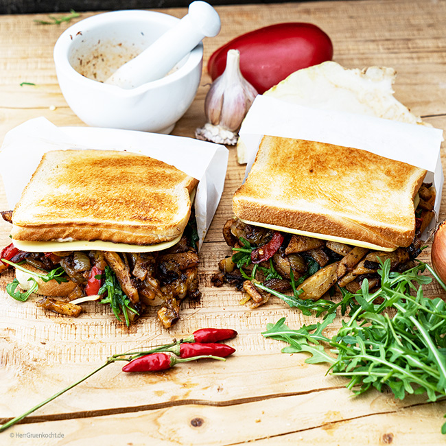 Veganes Gyros-Sandwich mit Käse und Rucola
