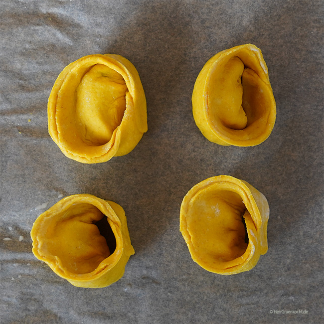 Vegane Tortelloni mit cremiger Erbsensauce