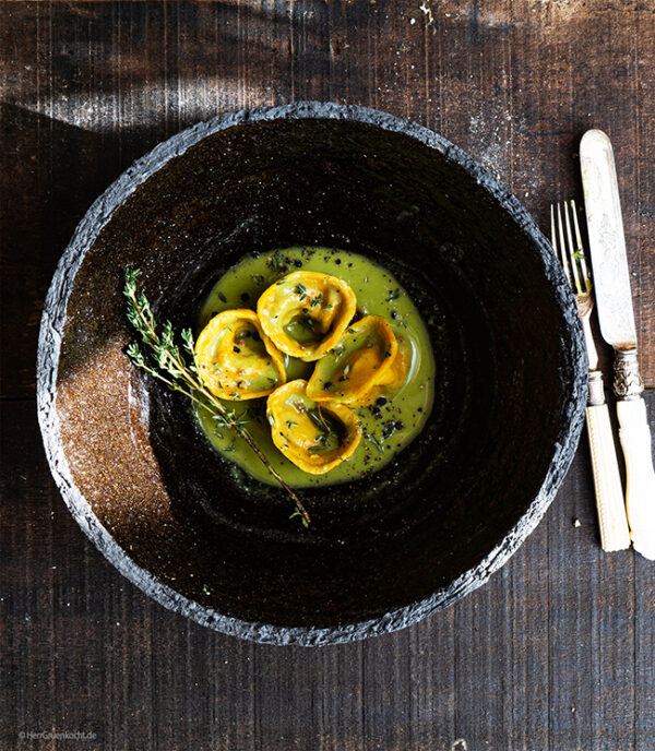 Tortelloni mit pikanter Füllung und cremiger Erbsensauce