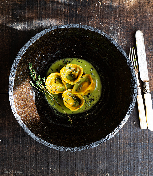 Vegane Tortelloni mit cremiger Erbsensauce