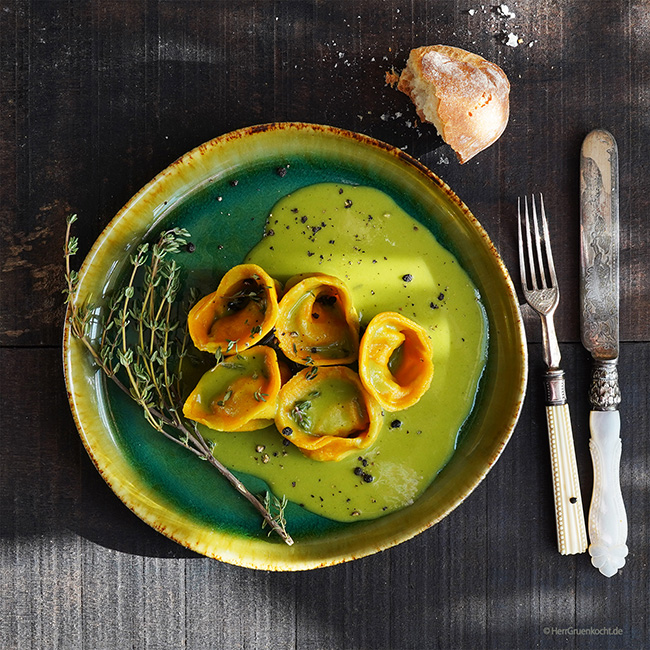 Vegane Tortelloni mit cremiger Erbsensauce