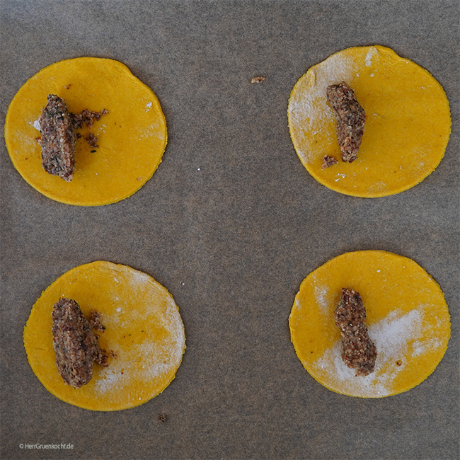 Vegane Tortelloni mit cremiger Erbsensauce