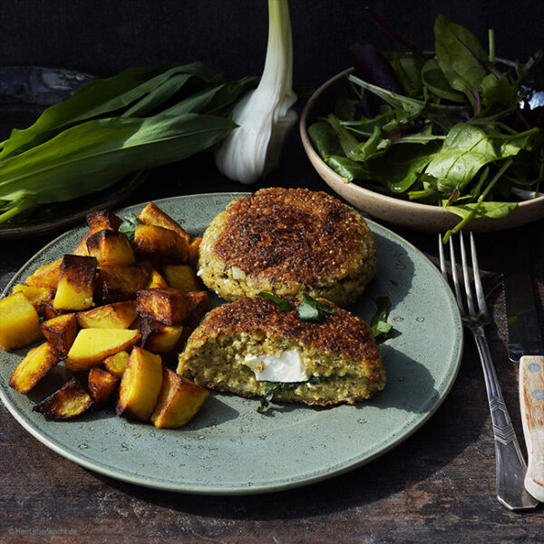 Bulgur-Frikadellen mit einer Füllung aus Feta und Bärlauch – dazu ...