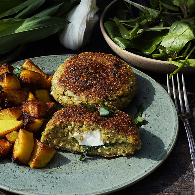 Bulgur-Frikadellen mit einer Füllung aus Feta und Bärlauch – dazu Bratkartoffeln und Pflücksalat