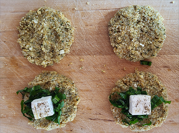 Bulgur-Frikadellen mit einer Füllung aus Feta und Bärlauch – dazu ...