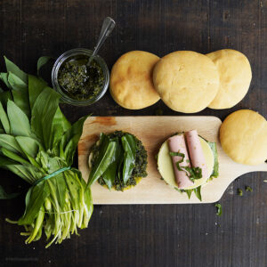 Pastabrötchen mit Bärlauchpesto, veganen Almscheiben und veganem Aufschnitt von die OHNE