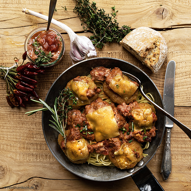 Vegane Spaghettini mit Arrabbiata-Sauce, Nuggets und Almscheiben von die OHNE