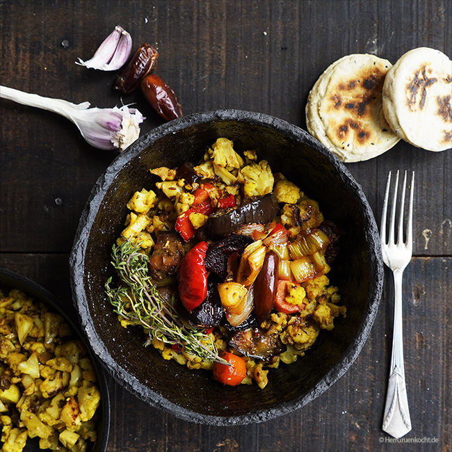 Blumenkohl-Haschee mit orientalischem Ofengemüse und Joghurt-Schwarzkümmelküchlein
