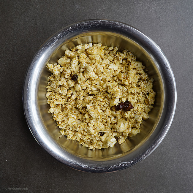 Blumenkohl-Haschee mit orientalischem Ofengemüse und Joghurt-Schwarzkümmelküchlein