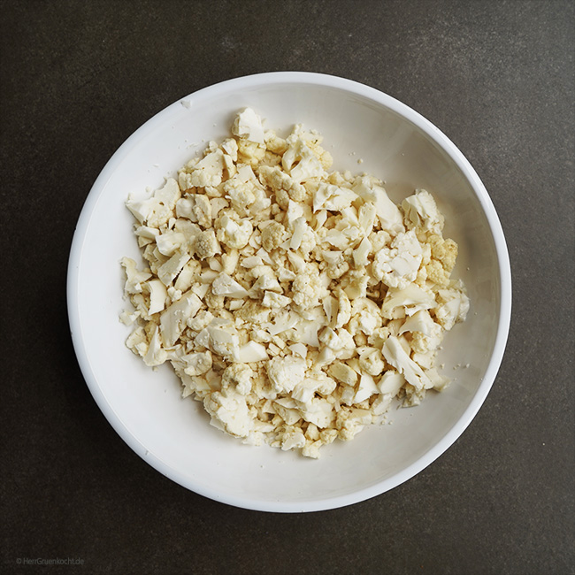 Blumenkohl-Haschee mit orientalischem Ofengemüse und Joghurt-Schwarzkümmelküchlein