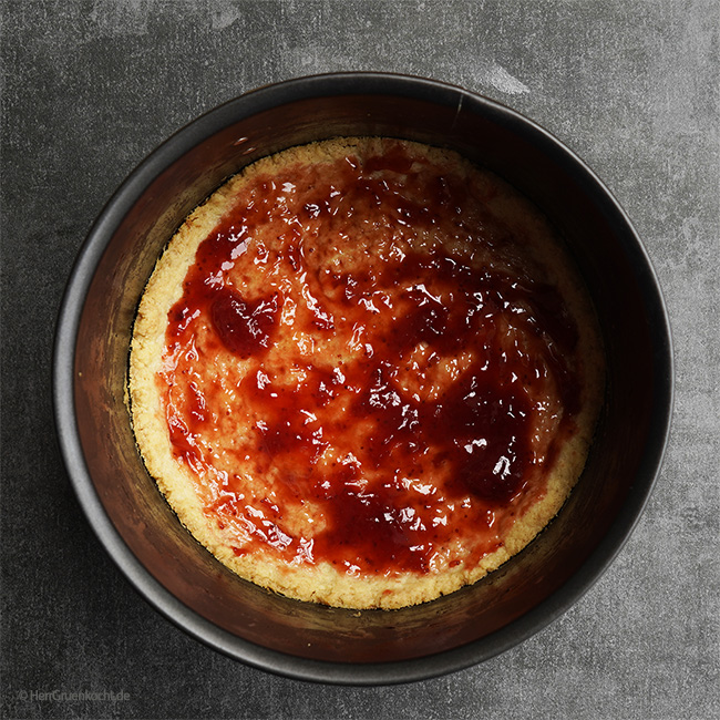 Rhabarber-Käsequark-Kuchen mit Kardamom-Mürbeteigboden und Kokosstreuseln
